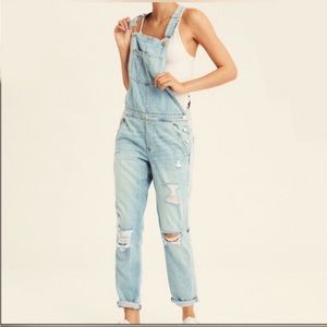 American Eagle Outfitters Light Blue Distressed Denim Overalls